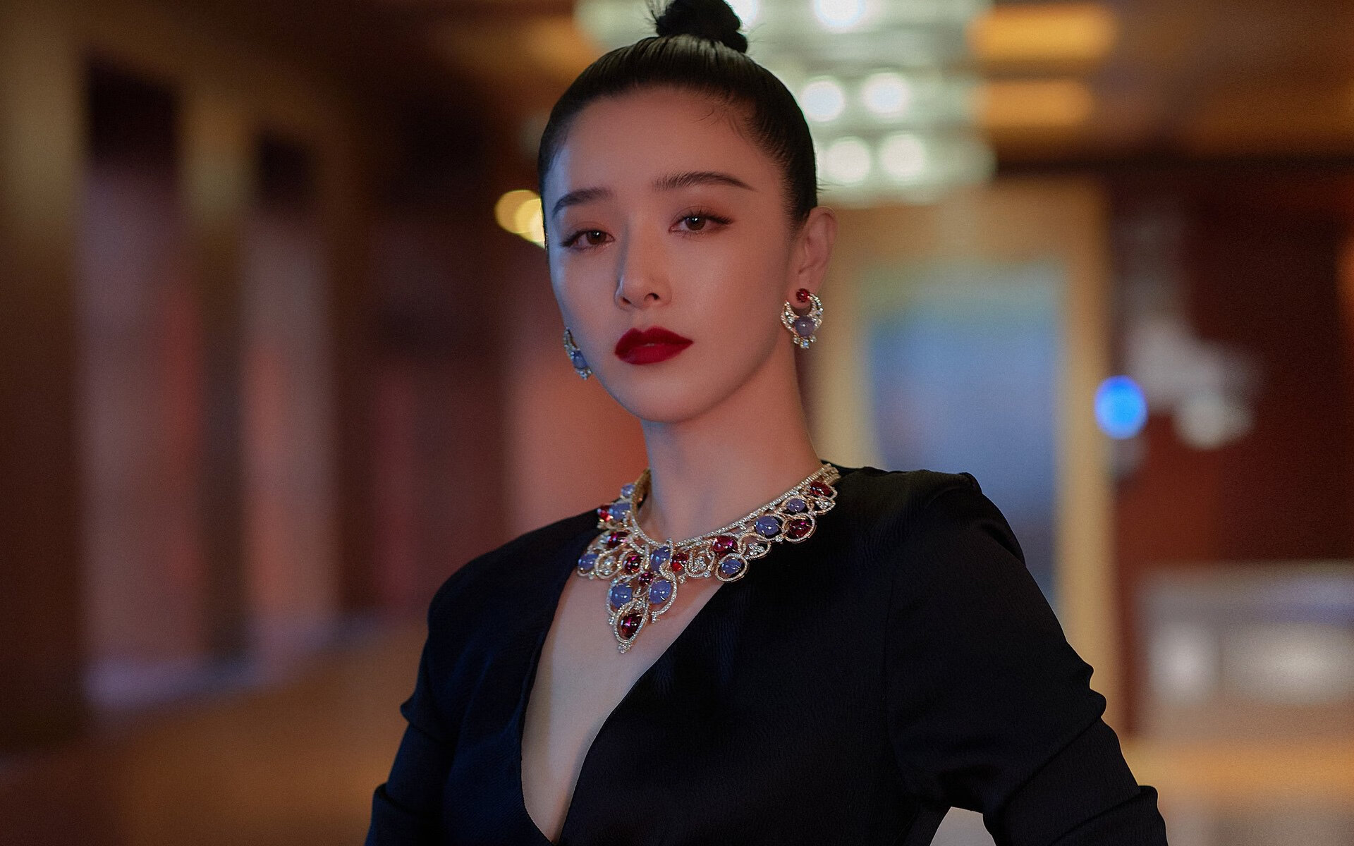 跳水赛场吉尔吉斯斯坦完成高难度动作,吉尔吉斯斯坦选手